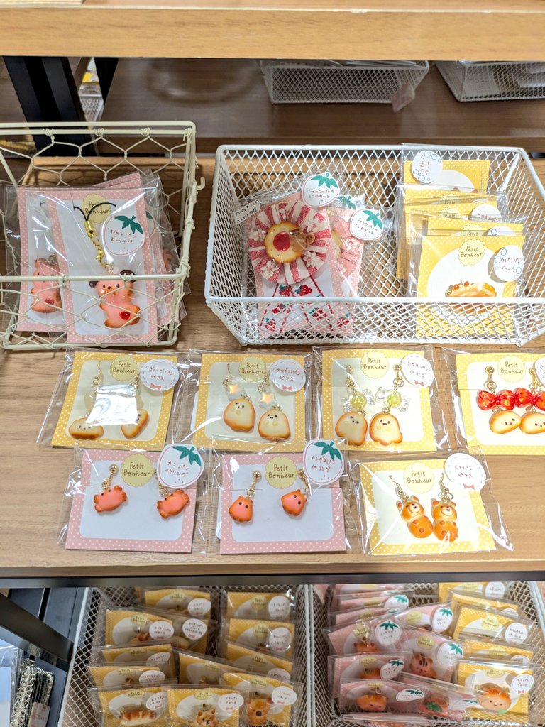 🩷  #フェイクスイーツパーティ &amp;
春のクラフトマーケット
︎🌸3月28日(土)〜5月6日(水)
🧁  #ハンズ札幌店  東急百貨店8階
🧸10:00〜20:00 

Petit Bonheur さま <a href="/PetitBo333/">Petit Bonheur(プティボヌール)</a> 
から追加納品いただいております✨

初回にはなかったイチゴ作品がたくさんです🥰

ぜひ店頭でご覧くださいませ✨