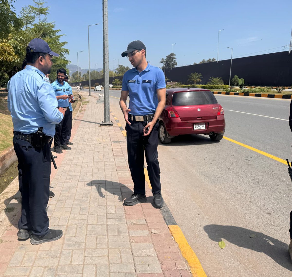 ICT_Police's tweet image. ایس پی انڈسٹریل ایریا زون محمد حسنین وارث کا مختلف ڈیوٹی پوائنٹس پر سکیورٹی انتظامات کا جائزہ، ڈیوٹی پر موجود افسران کو الرٹ رہ کر ڈیوٹی ادا کرنے کی ہدایت۔

#WeRIslamabadPolice #Islamabad #OPS