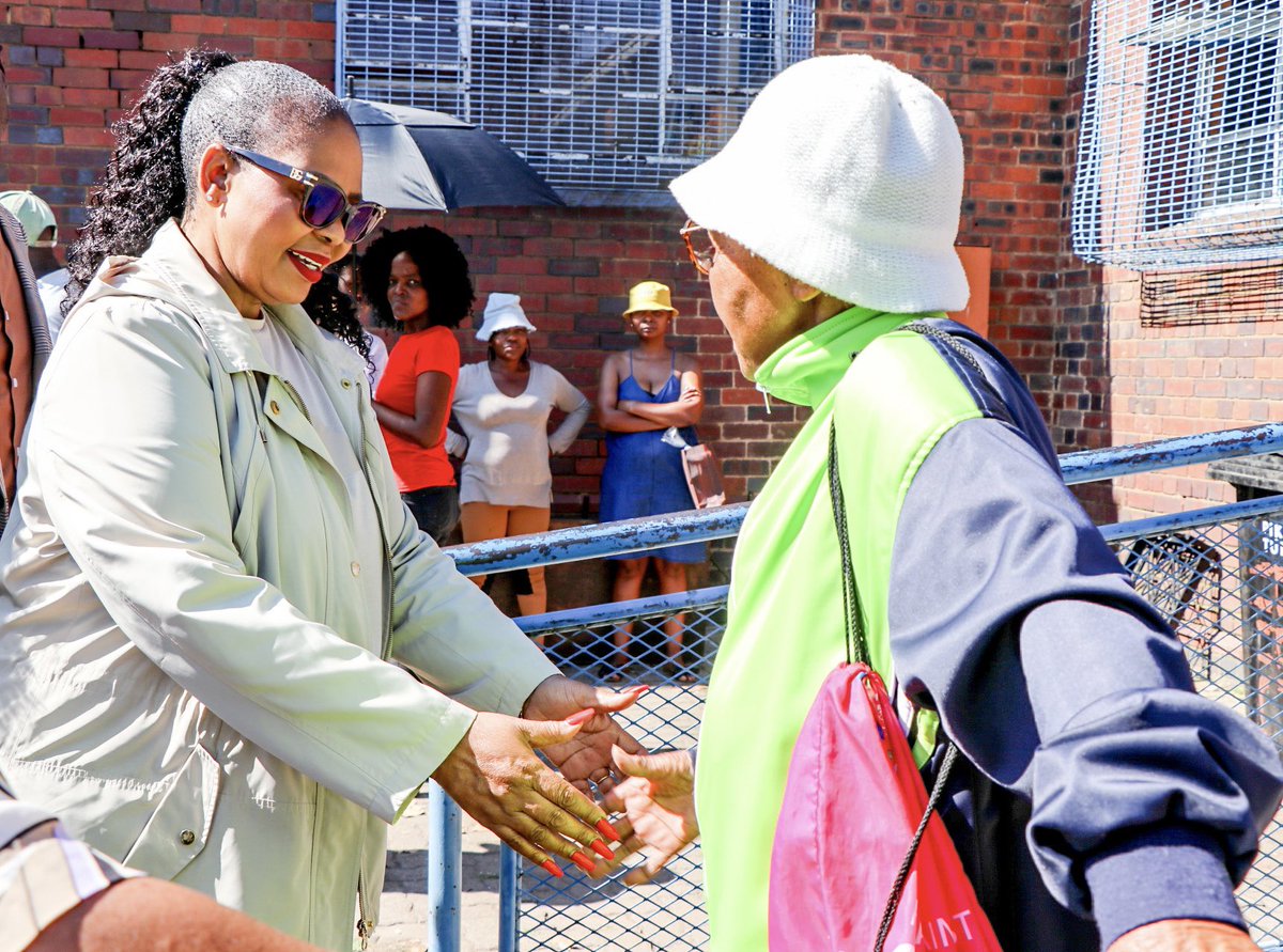 gpgSocDev's tweet photo. #IntergrateServiceDeliveryBlitz | Orlando 

📍@gpgSocDev MEC @NkomoNomantu  leads her first Intergrated Service Delivery at  #Orlando in Soweto @CityofJoburgZA 

#GrowingGautengTogether #asifakangasigalelekile #IntergratedServiceDeliveryBlitz https://t.co/K1DjeybfMa