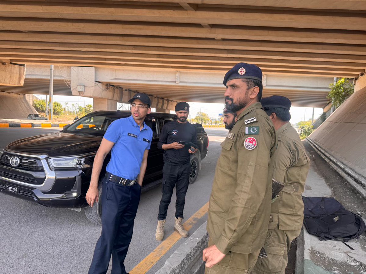 ICT_Police's tweet image. ایس پی انڈسٹریل ایریا زون محمد حسنین وارث کا مختلف ڈیوٹی پوائنٹس پر سکیورٹی انتظامات کا جائزہ، ڈیوٹی پر موجود افسران کو الرٹ رہ کر ڈیوٹی ادا کرنے کی ہدایت۔

#WeRIslamabadPolice #Islamabad #OPS