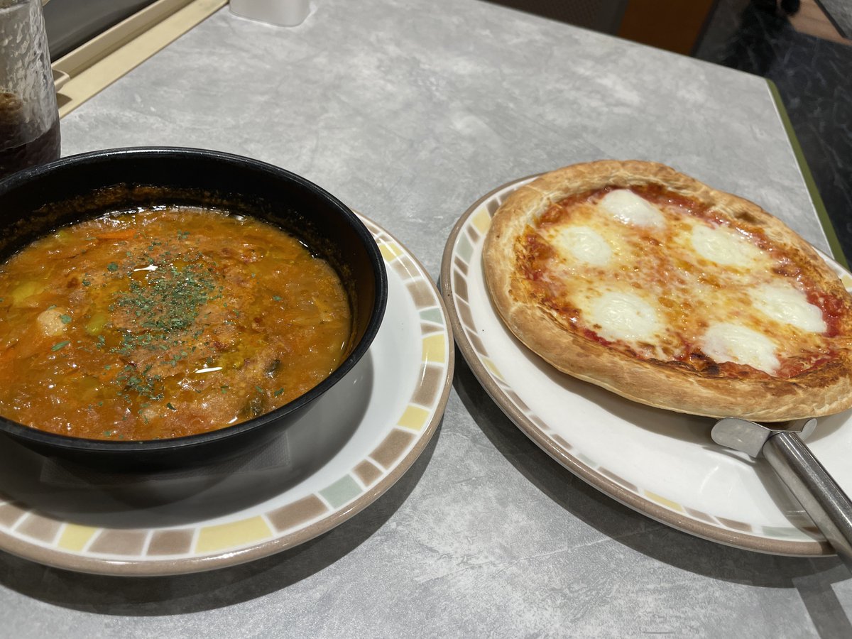 久しぶりにサイゼきた！
少ないけどまだ食べるよ笑