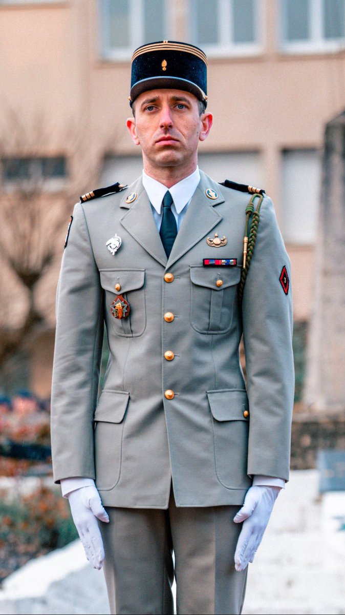 3eRG_Officiel's tweet image. FÉLICITATIONS • 29 ans de service. 22 au 3e RG. Le sergent Joselito quitte les rangs.
Discret, fidèle, engagé. Un homme du 3 pour toujours. 
Félicitations également au capitaine Valentin, distingué pour la mission « Aigle » en Roumanie.
Ardennes, tiens ferme 🇫🇷
 #ALHonneur