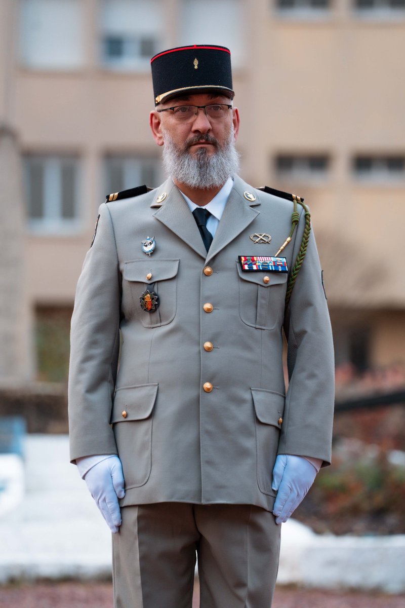 3eRG_Officiel's tweet image. FÉLICITATIONS • 29 ans de service. 22 au 3e RG. Le sergent Joselito quitte les rangs.
Discret, fidèle, engagé. Un homme du 3 pour toujours. 
Félicitations également au capitaine Valentin, distingué pour la mission « Aigle » en Roumanie.
Ardennes, tiens ferme 🇫🇷
 #ALHonneur