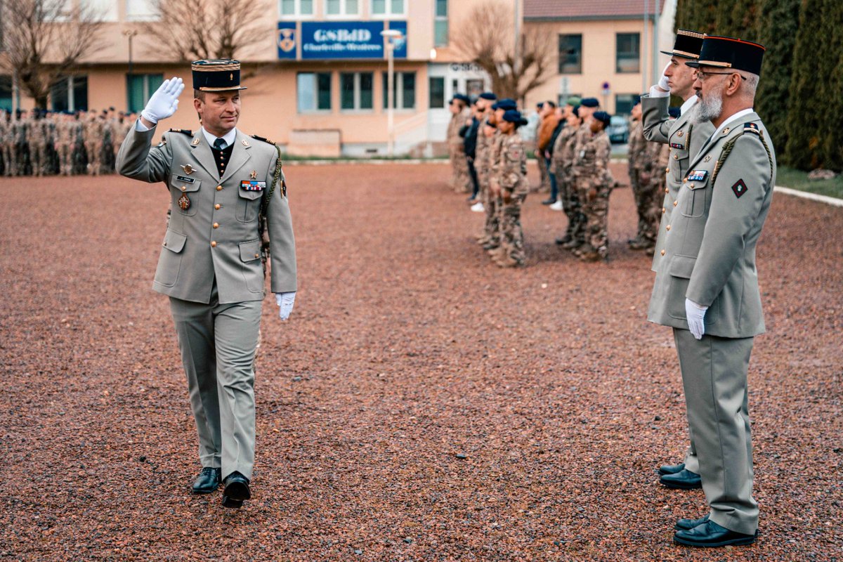 3eRG_Officiel's tweet image. FÉLICITATIONS • 29 ans de service. 22 au 3e RG. Le sergent Joselito quitte les rangs.
Discret, fidèle, engagé. Un homme du 3 pour toujours. 
Félicitations également au capitaine Valentin, distingué pour la mission « Aigle » en Roumanie.
Ardennes, tiens ferme 🇫🇷
 #ALHonneur