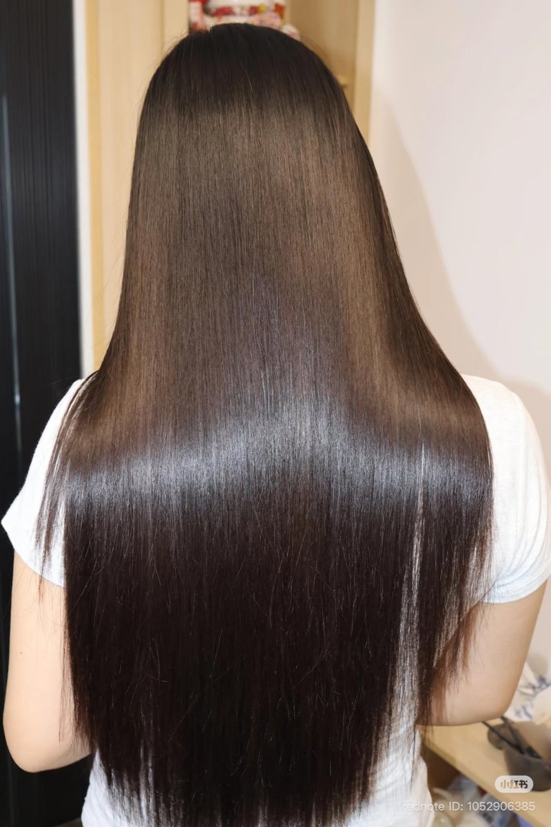1f_yui's tweet photo. これ本当です。顔シュッッとさせたいなら土台の“頭皮ケア“が命‼️‼️

①頭皮をマッサージしてほぐす
②セラムやローションでしっかり保湿
③ブラシで全体に馴染ませる

これやると頭皮の血流が良くなる→滞ってた老廃物やむくみが抜ける→フェイスラインがスッキリする。しかも頭皮って顔と１枚皮で繋がってるから、顔のたるみに直結する✍🏻

美容師さんが教えてくれたマッサージ法と、こういうツヤ髪になれるアイテムも参考にして⬇️