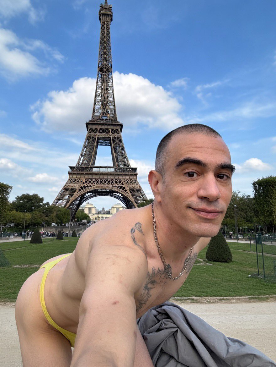 en_string75's tweet photo. Bonne journée à tous #paris #toureiffel https://t.co/wTjxqOX2Dc