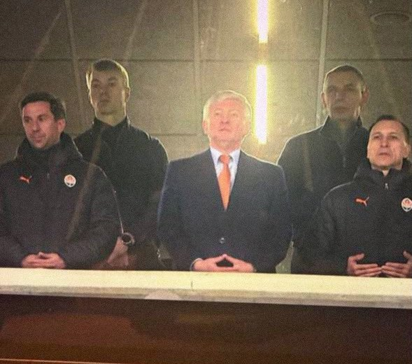 babaikit's tweet photo. А хто на футболі, праворуч від Ахметова, за спиною? https://t.co/Vfh8sJvMbW