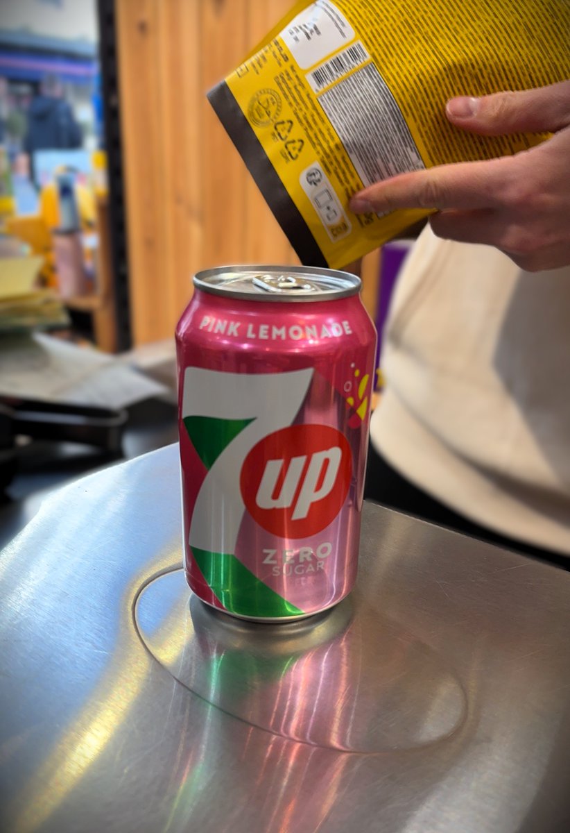 Luxembourgで、日本にはない7upのピンクレモネード味を発見！ 爽やかで