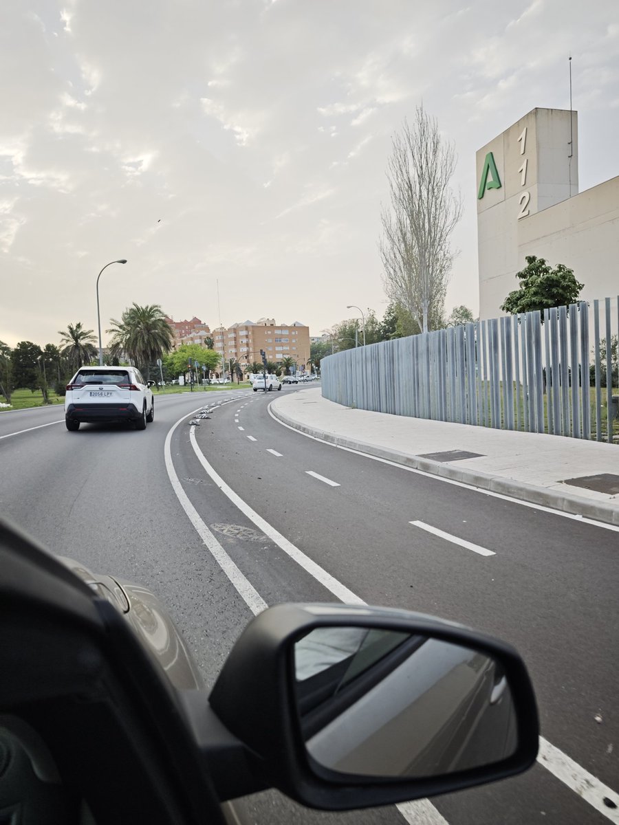 Carril bici anexo a la vía sin bolardos protectores.

A pesar de las propuestas de reparación que se hacen por la app o incluso al personal del <a href="/DtoEsteAlcTorre/">Distrito Este-Alcosa-Torreblanca (Sevilla)</a> directamente en la mayoría de las veces no recibes repuesta.

Es la forma de funcionar del gobierno de <a href="/jlsanzalcalde/">José Luis Sanz</a>