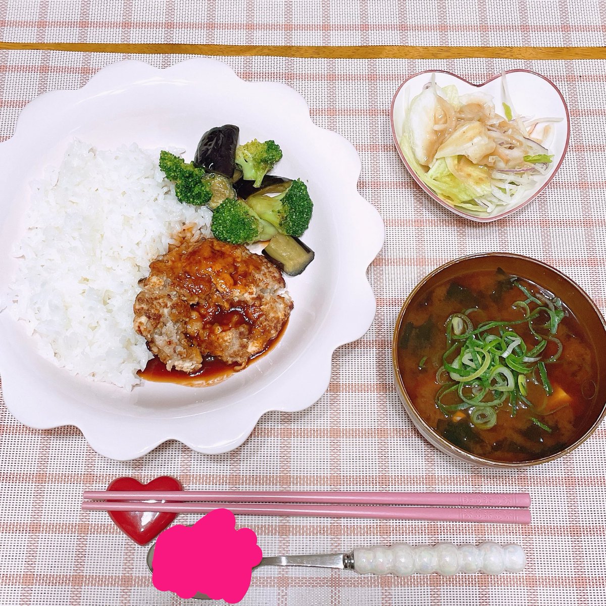 pi1mi1's tweet photo. 今日の #夕食 ⭐️

・豆腐ハンバーグ
・焼き浸し🍆🥦
・ご飯🍚
・サラダ
・お味噌汁

パン粉なくて詰んだかと思ったけど、食パンでどうにかしたら普通に美味しかった🤣

#おうちごはん #食事記録 #食事日記 #夜ご飯 #ダイエット記録 #ズボラ飯 #簡単ごはん #ダイエット仲間募集 #ゆるダイエット https://t.co/LSEXCfYEyQ