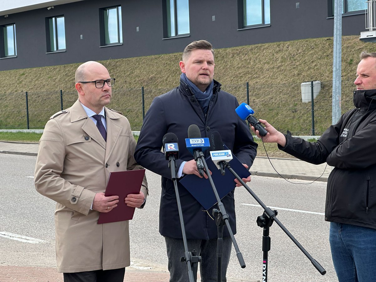 artur_kosicki's tweet photo. ‼️ Złożyłem dziś wniosek do Agencji Bezpieczeństwa Wewnętrznego ws. możliwego ujawnienia informacji niejawnych przez Marszałka @wojpodlaskie @lukaszprokorym podczas konferencji prasowej Koalicji Obywatelskiej dotyczącej programu SAFE.

❗️Uważam, że kwestie bezpieczeństwa państwa muszą być traktowane absolutnie poważnie, a wszelkie wątpliwości w tym zakresie powinny zostać rzetelnie i transparentnie wyjaśnione przez właściwe organy.

❓️Równolegle z radnym @JabRobert   złożyliśmy wniosek do Marszałka o wyjaśnienie https://t.co/KSyaKl6DTf. źródeł ujawnionych informacji, ewentualnego dostępu do dokumentów niejawnych oraz to, czy przed ich upublicznieniem zostały dochowane wszystkie obowiązujące procedury i standardy bezpieczeństwa.

Będę informował o dalszym przebiegu sprawy.