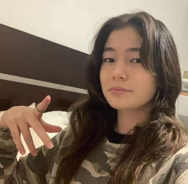 IDL_Gorriti's tweet photo. Se filtra información de que Kyara Villanella acaba de seguir a Ricardo Belmont en Instagram.

Kyara ni siquiera pone el apellido de su madre. Es más, tampoco tiene fotos con Keiko Fujimori (pero con su padre sí).
No la pasa a su madre, ni la sigue. Es el karma de Susana Higuchi. https://t.co/8xcyNJHihx