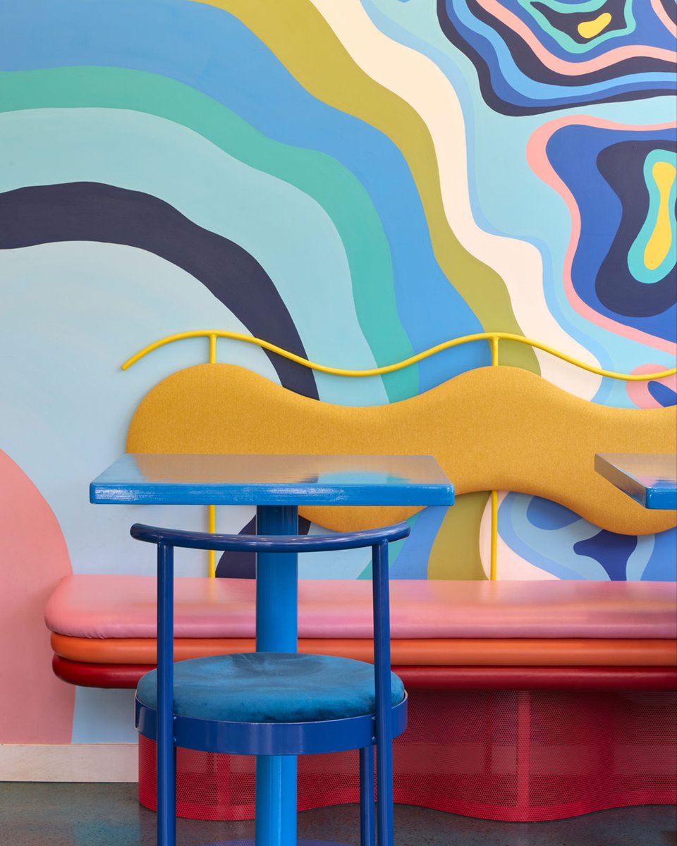 arkitektcom's tweet image. Cesur renkleri ve eğlenceli formlarıyla maksimalist bir mikro kafe tasarımı

Voyager markasının altıncı mikro kafesi, Studio BANAA tarafından 1.000 metrekarelik eski bir deniz ürünleri restoranının dönüştürülmesiyle tasarlanıyor. 

#arkitekt #architecture #project #interiordesign