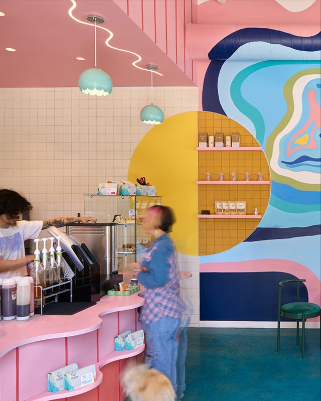 arkitektcom's tweet image. Cesur renkleri ve eğlenceli formlarıyla maksimalist bir mikro kafe tasarımı

Voyager markasının altıncı mikro kafesi, Studio BANAA tarafından 1.000 metrekarelik eski bir deniz ürünleri restoranının dönüştürülmesiyle tasarlanıyor. 

#arkitekt #architecture #project #interiordesign