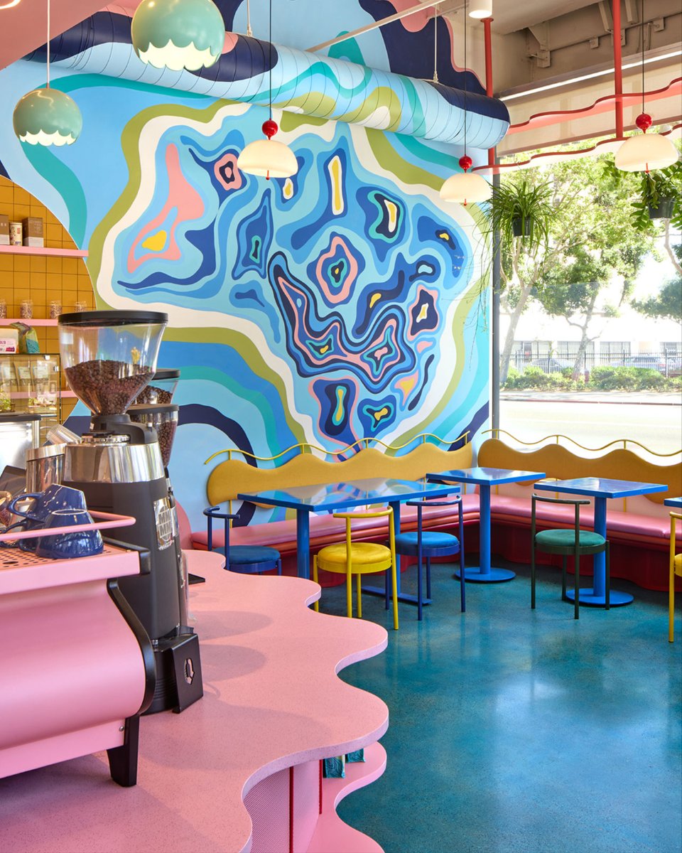 arkitektcom's tweet image. Cesur renkleri ve eğlenceli formlarıyla maksimalist bir mikro kafe tasarımı

Voyager markasının altıncı mikro kafesi, Studio BANAA tarafından 1.000 metrekarelik eski bir deniz ürünleri restoranının dönüştürülmesiyle tasarlanıyor. 

#arkitekt #architecture #project #interiordesign