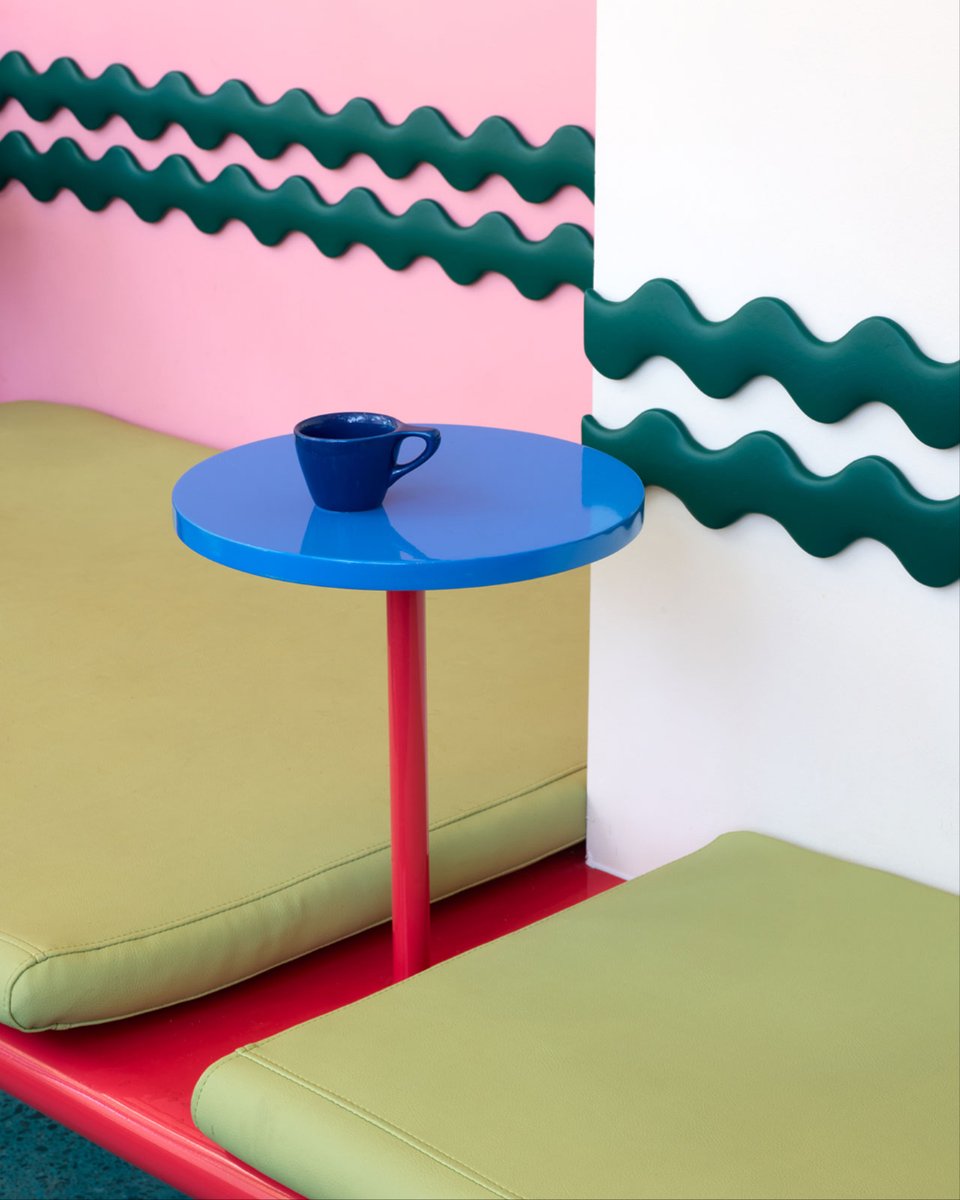 arkitektcom's tweet image. Cesur renkleri ve eğlenceli formlarıyla maksimalist bir mikro kafe tasarımı

Voyager markasının altıncı mikro kafesi, Studio BANAA tarafından 1.000 metrekarelik eski bir deniz ürünleri restoranının dönüştürülmesiyle tasarlanıyor. 

#arkitekt #architecture #project #interiordesign