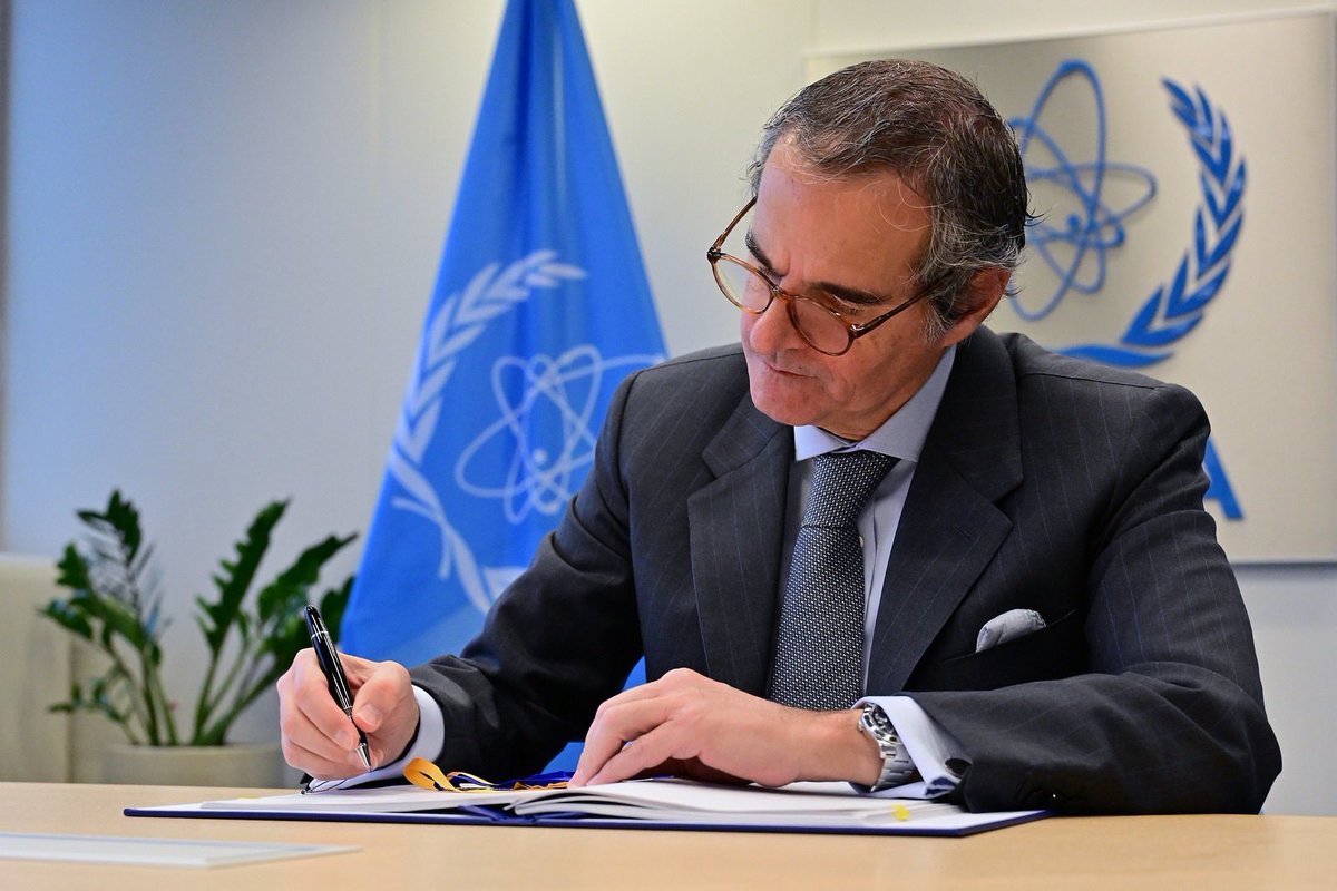 rafaelmgrossi's tweet photo. Delighted that Somalia’s Comprehensive Safeguards Agreement and Additional Protocol have entered into force today, the legal basis for nuclear verification by @IAEAorg.

I thank @MOFASomalia’s Foreign Minister @AbdisalamDhaay for this important step, reaffirming 🇸🇴’s commitment to non-proliferation. This brings us closer to the universalization of the CSA as required by the NPT, key to trust and confidence in the peaceful use of nuclear technology.