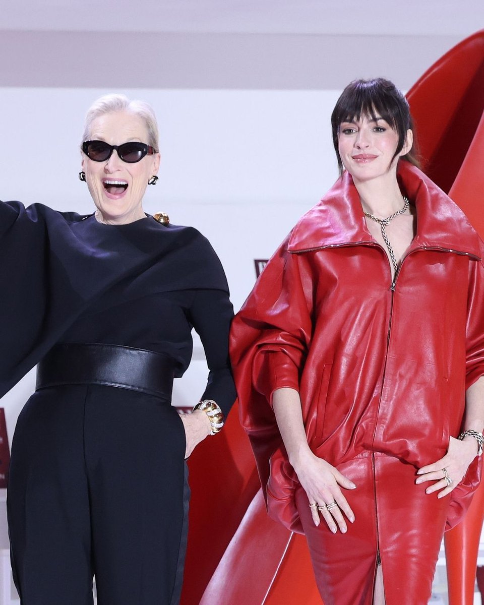 vogueturkiye's tweet image. #AnneHathaway ve #MerylStreep, Seoul’de “The Devil Wears Prada 2” filminin basın turuna devam ediyor. Son olarak katıldıkları bir prömiyerde Hathaway #Balenciaga 2026-27 Sonbahar/Kış koleksiyonundan kırmızı deri bir görünüm tercih ederken Streep, #Celine imzalı siyah bir görünüm