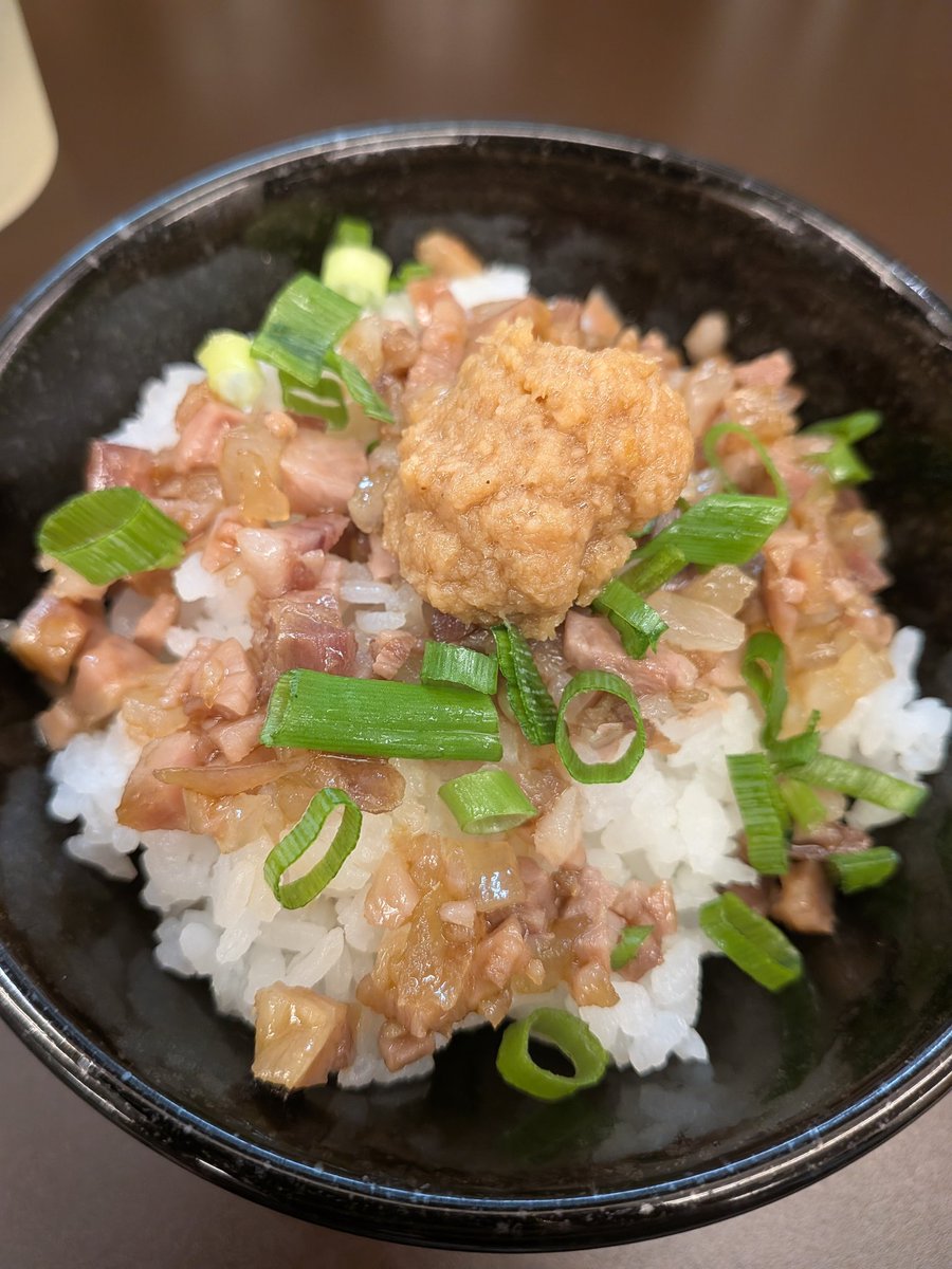 BOO92535237's tweet photo. 阿見町
味噌ラーメン山岡家 阿見店 さん

初訪問🍜

帆立塩ネギラーメン➕味玉➕サービス薬味ネギ➕山わさびチャー丼

知り合いから塩は味濃いめだよって言われたけど‥
美味し♡

卓上味変の胡椒が1番合う🎶
次に一味、にんにくは入れなくても良い感じ☆
山わさびチャー丼も最高

ご馳走様っす🐷 https://t.co/kADSDRWm5G