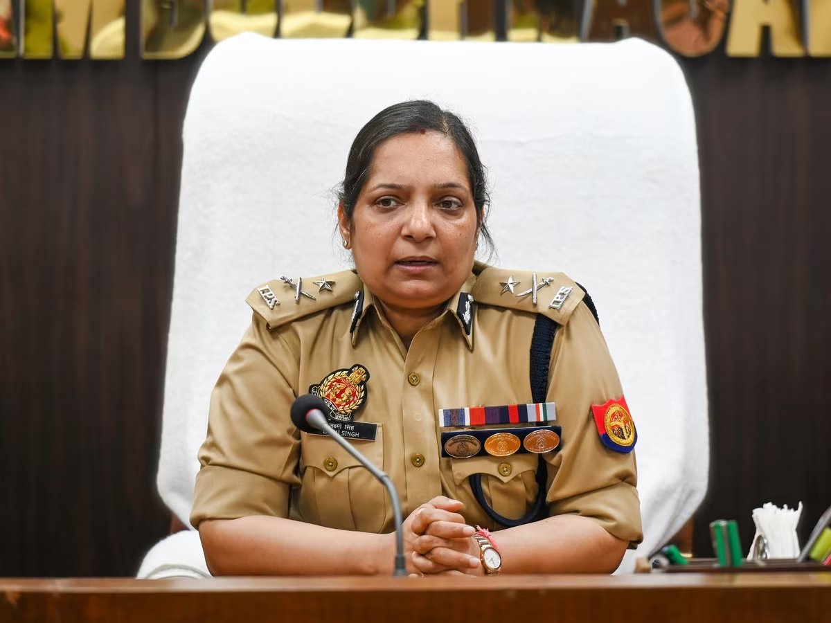 #कमिश्नर लक्ष्मी सिंह का बड़ा एक्शन
लापरवाही बरतने पर दो अधिकारियों पर गिरी गाज
फेज-2 थाना #प्रभारी अवधेश कुमार सस्पेंड
एलआईयू इंचार्ज पारुल पुनिया भी निलंबित
क्राइम मीटिंग के दौरान लिया गया सख्त फैसला
कानून-व्यवस्था को लेकर कमिश्नर का सख्त रुख
एक मामले में गंभीर लापरवाही के आरोप