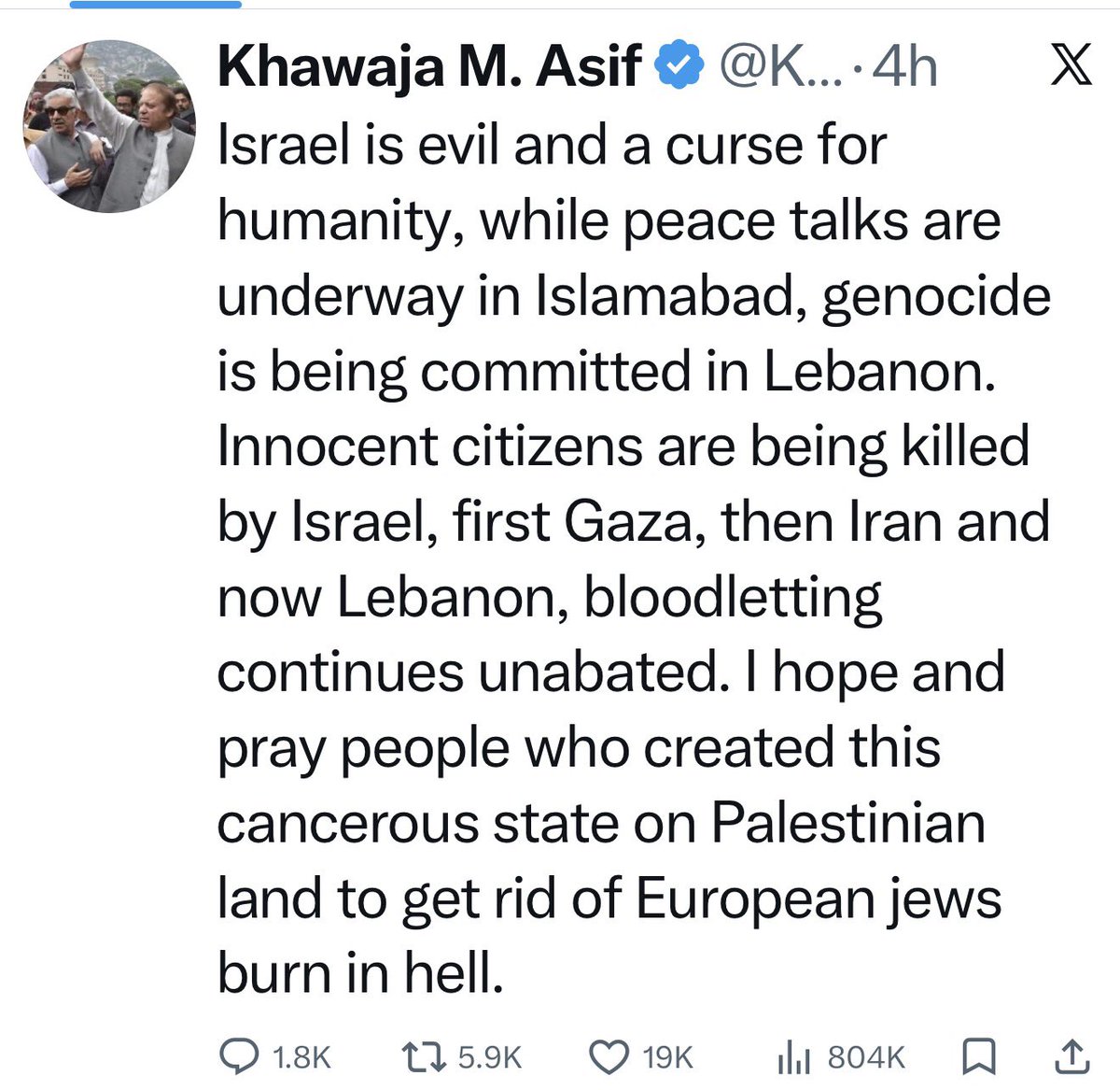 جو پی ٹی آئی والے خواجہ آصف کی ٹوئیٹ کی محبت میں مر رہے تھے ان کو چیلنج ہے اس سکرین شاٹ کو پی ٹی آئی کے آفیشل ٹوئٹر اکاؤنٹ سے شیئر کر دیں پتہ لگ جائے گا