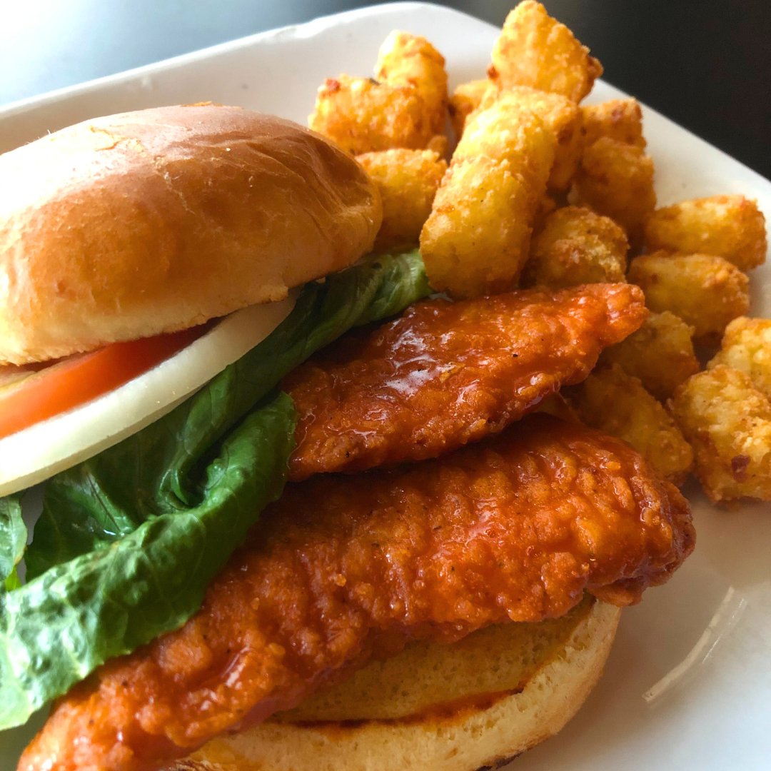 hamiltons_pub's tweet photo. Friday calls for something crispy 🐔 swing by for a $9 Chicken Sandwich with Fries 

😋Good food, good drinks, and the weekend ahead.  
#hamiltonslemont #lemont https://t.co/wDVOuhLqK9