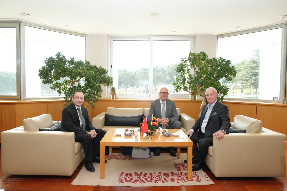 GOSB1986's tweet image. Uganda Cumhuriyeti İstanbul Fahri Konsolosu Levent Serdar Dervişoğlu, GOSB'a nezaket ziyaretinde bulundu.

Yönetim Kurulu Başkanımız Ercüment Sarıtaş ve Bölge Müdürümüz Kevser Uygur Oylumlu tarafından karşılanan Dervişoğlu'na ziyaretin ardından anı plaketi takdim edildi.

#GOSB