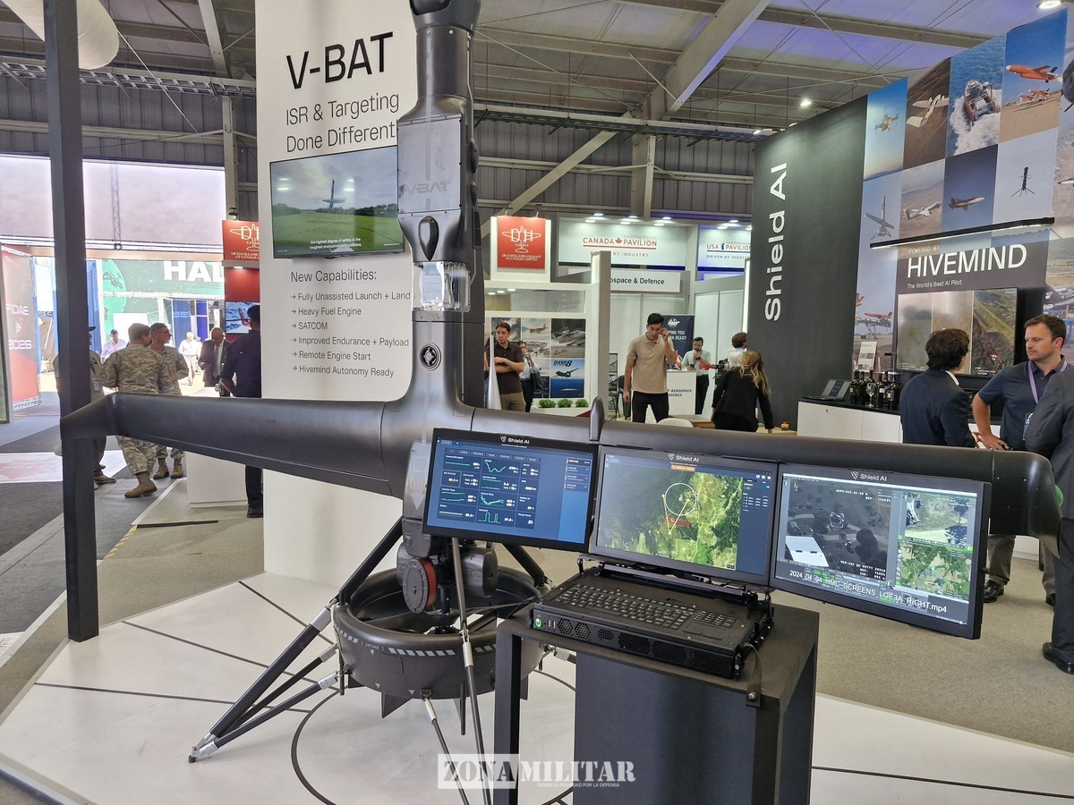 Zonamilitar1's tweet image. ZM en FIDAE 2026 🇨🇱✈️ | La compañía Shield AI dice presente en FIDAE 2026 con su dron ISR V-BAT 5. 3, una plataforma diseñada para misiones de inteligencia, vigilancia y reconocimiento en entornos complejos.

El V-BAT se destaca por su capacidad de despegue y aterrizaje vertical