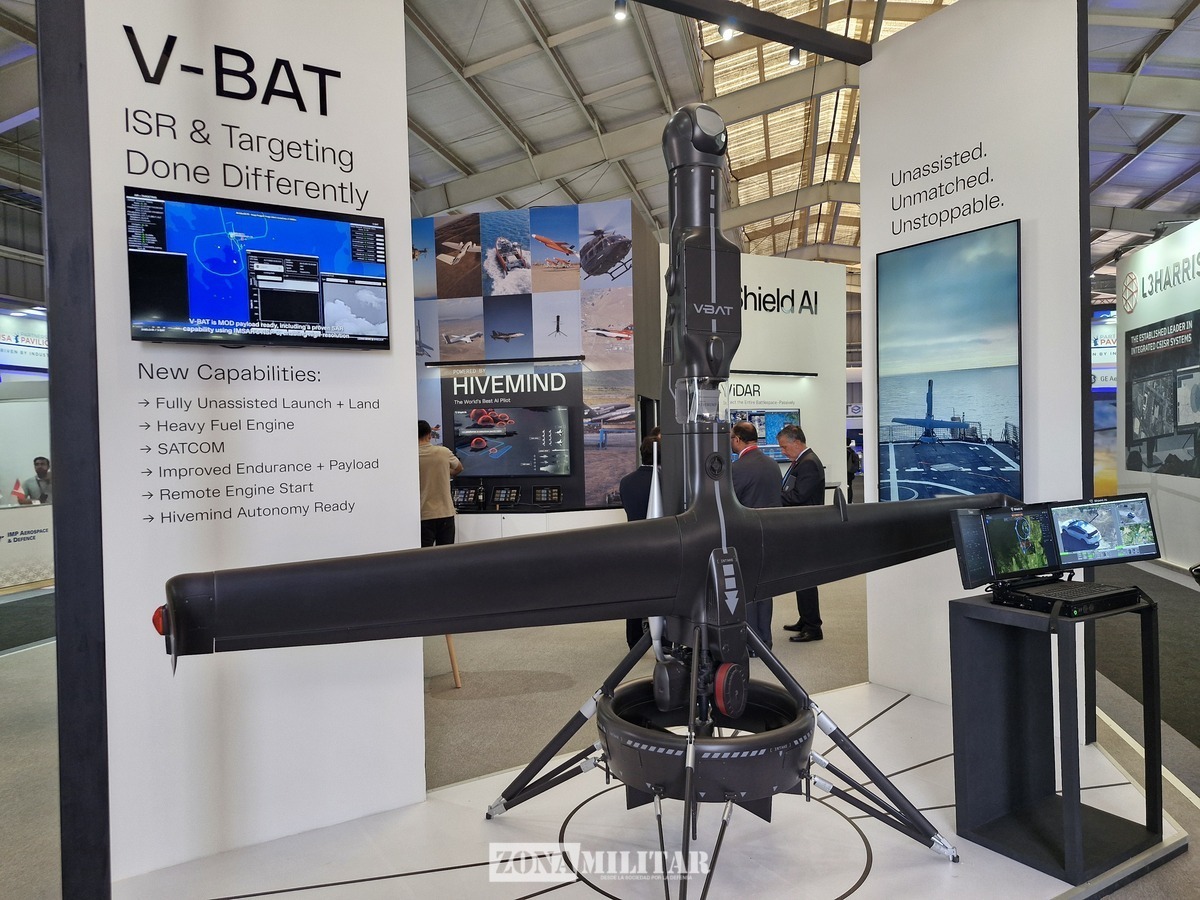 Zonamilitar1's tweet image. ZM en FIDAE 2026 🇨🇱✈️ | La compañía Shield AI dice presente en FIDAE 2026 con su dron ISR V-BAT 5. 3, una plataforma diseñada para misiones de inteligencia, vigilancia y reconocimiento en entornos complejos.

El V-BAT se destaca por su capacidad de despegue y aterrizaje vertical