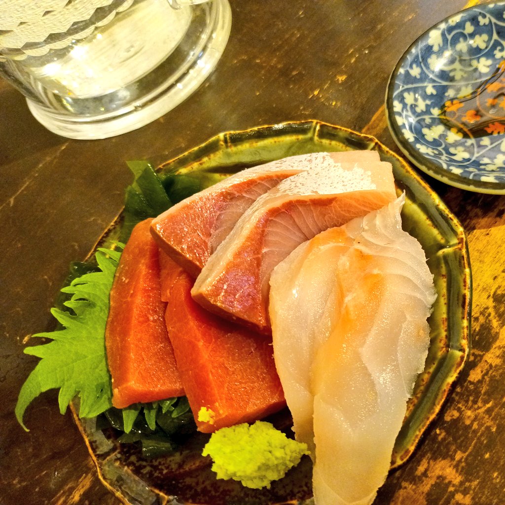 afrockkasuga's tweet photo. 魚を喰らえ! 酒を呑め! Since 2010 Are you Drink or Die? . . . と謳っていながら“ほどほどに”とコンプライアンスを諭していらっしゃる約4年ぶりのアキバの酒場さんは超🐟️美味し、で��た。
#秋葉原
#クジラ刺身
#standingbar https://t.co/N9PoC5fQxn