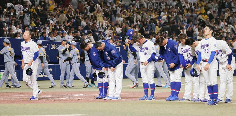 gnomotoke's tweet photo. 【中日】井上一樹監督、逆転負け許した守護神・松山への信頼は不変「ハートの部分をもう1回ケアしながら」9回4失点で単独最下位転落（スポーツ報知）-Yahoo!ニュース https://t.co/z7tcn9SyaT

中日の井上一樹監督が守護神・松山への変わらぬ信頼を口にした。 https://t.co/HrFFdovmLt