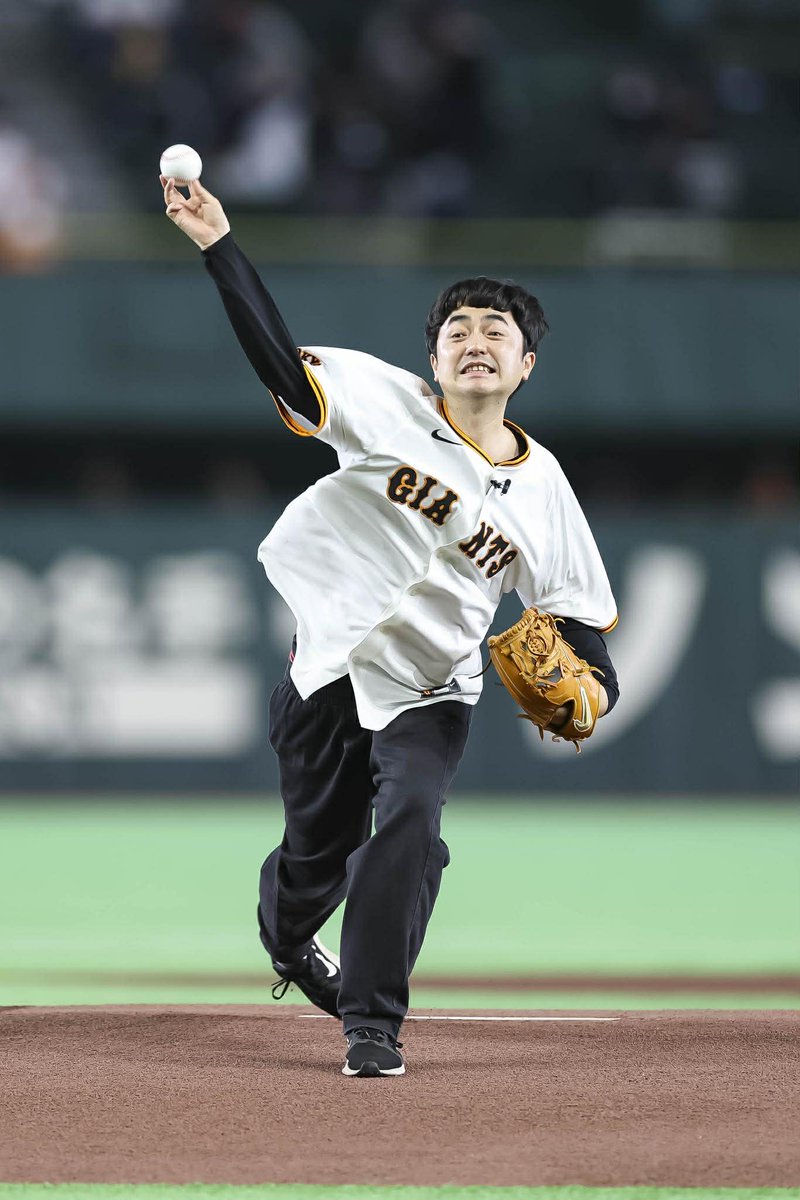 TokyoGiants's tweet photo. 試合前に、M-1グランプリ2025王者の #たくろう さんが、始球式に登場‼️スペシャル漫才も披露してくれました👏 https://t.co/RiIEnIEaLr