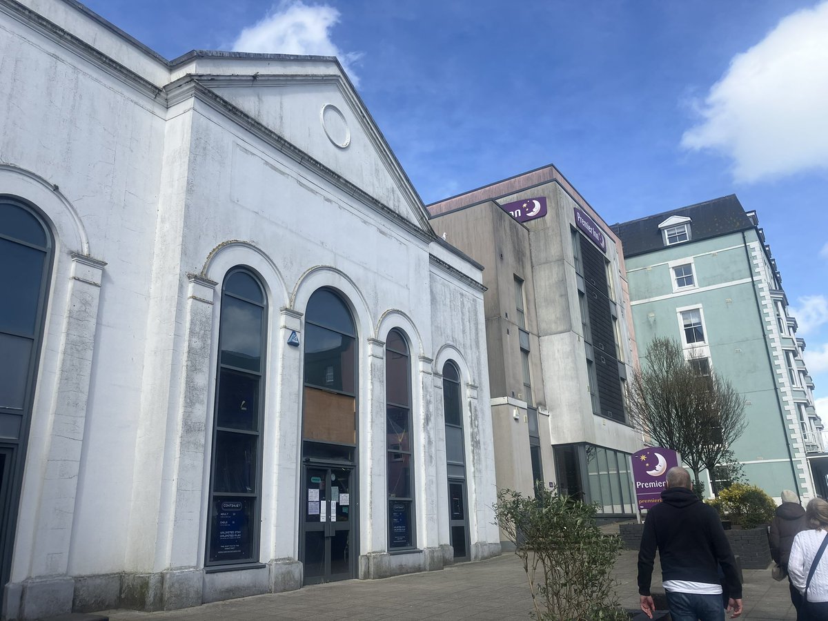 tenbyobserver's tweet photo. Plans to turn Tenby’s former Poundland and Royal Playhouse cinema to a retro computer gaming lounge have been approved by the National Park…

Read more: https://t.co/jz5F4kz14T https://t.co/J0Ye3JbIRI