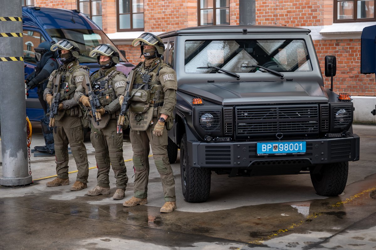 KdoMagazin's tweet photo. Anti-Terror: Ausrüstungsoffensive beim Einsatzkommando #Cobra in Österreich. Der Innenminister übergab in #Wien 10 sondergeschützte #ENOK light Fahrzeuge an das #EKO Cobra. Die neuen Fahrzeuge verfügen über hohen ballistischen Schutz und Geländegängigkeit. https://t.co/lhTC2B5EvN https://t.co/Dp9eSLHpHy