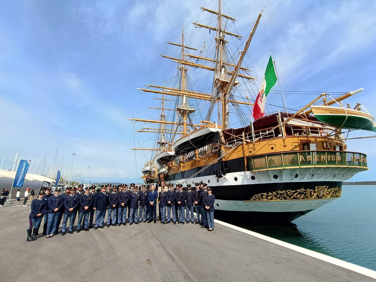 ItalianNavy's tweet photo. Da 174 anni al Servizio del Paese con dedizione, altruismo e passione. Tanti auguri alla @poliziadistato dalla Marina Militare!

#IlGrandeEquipaggio https://t.co/M2mAIeXlFd