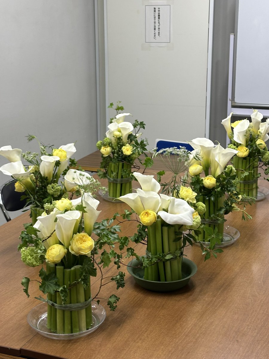 Dhiver_fleur's tweet photo. 今日の「パリのお花屋さんデザイン講座」では、カラーを使いステムで器も作りました。完成すると、教室はとても華やか✨桜も素敵ですが、こんな白や黄色のお花もいいですね🌿#毎日文化センター　#パリスタイルフラワー https://t.co/WCC4mjJKGg