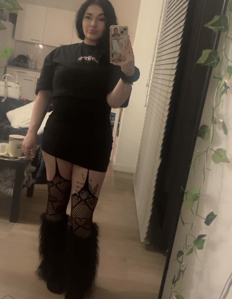 EliteGoddessD's tweet photo. als je me zo ziet lopen, is er maar één juiste keuze, je houdt niets voor jezelf en bewijst meteen dat je weet wat je hoort te doen🦶🏼#findomnl #FindomBe #Goddes #Femdom #tikkieslaaf #femdomnl #Meesteres #Tikkieslet https://t.co/YzEFtPqnj5