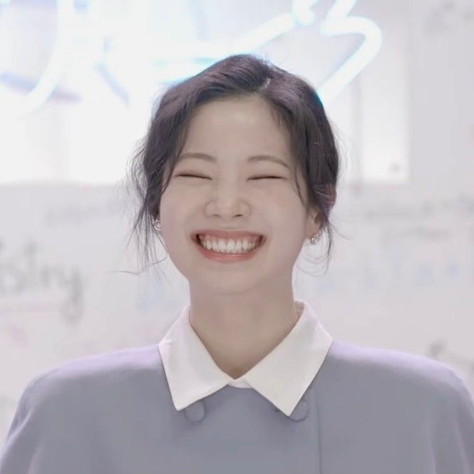 spirtedway's tweet photo. 🫧💭 dahyun en bbl!!

👤: “¿cómo está tu tobillo?”

dahyun: “me conmueve mucho que once haya estado preocupándose por mí todos los días sin falta desde que empezó a dolerme el tobillo…

¿por qué nada está saliendo como quiero…? el primer pensamiento que tengo al despertar en la mañana es… ojalá mi tobillo esté mejor hoy.

es tan frustrante no poder presentarme después de haberme lesionado durante un concierto.

realmente extraño mucho a once. 

de verdad…

¿qué haría sin once…?”

© minaron

@JYPETWICE #TWICE #트와이스 #DAHYUN #다현