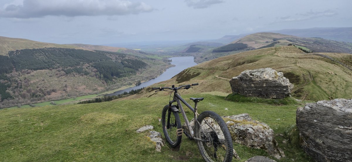 yoadrian100's tweet photo. Awesome day for a ride ,and perfect spot at 20k for 1st drink of the day, amazing views always here 😋 @Ruth_ITV @DerekTheWeather @BBCWthrWatchers @Sue_Charles @BBCWalesNews @carolvorders https://t.co/JrpeLFNWq6