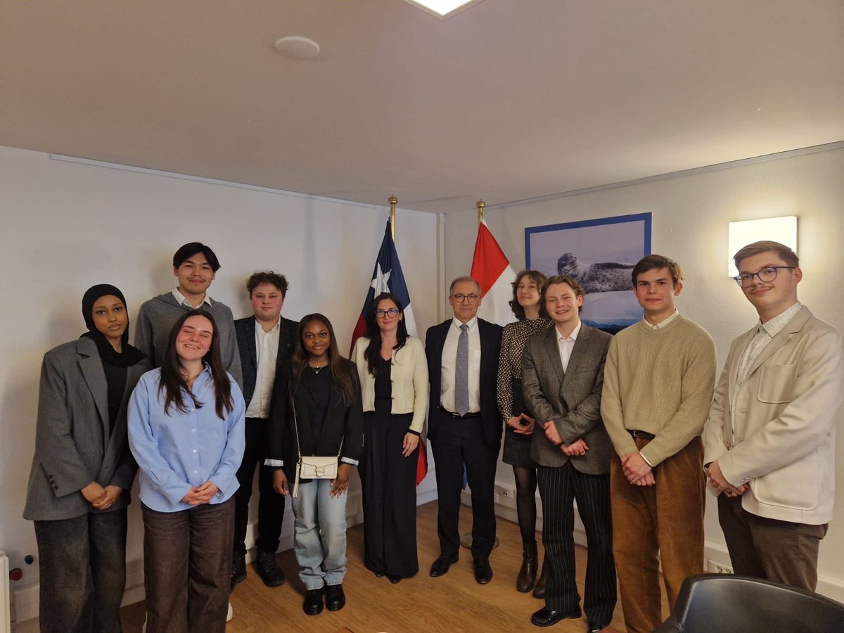 EmbChileNL's tweet photo. Encantados de haber recibido a los estudiantes de @TilburgU para conversar sobre diplomacia,  relaciones internacionales y cultura chilena. Una experiencia que fortaleció el diálogo intercultural 🇨🇱 https://t.co/JtQkaf4Ejd