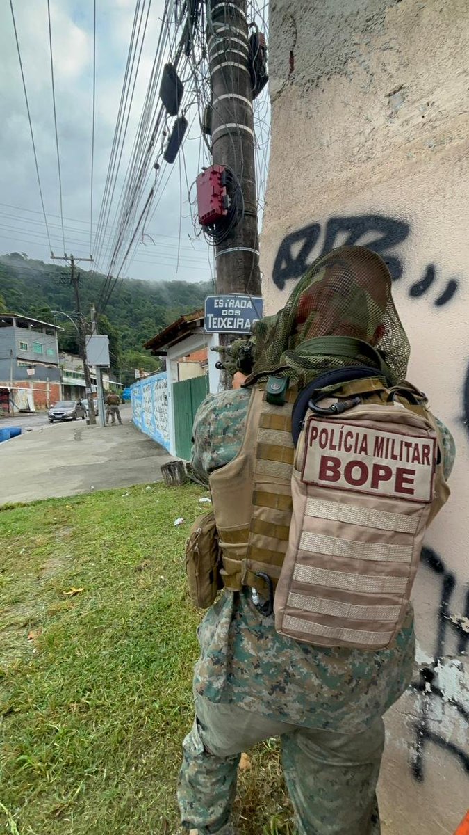 PMERJ's tweet image. Policiais militares do #BOPE atuam nas comunidades Santa Maria e dos Teixeiras, no bairro da Taquara, em Jacarepaguá.
