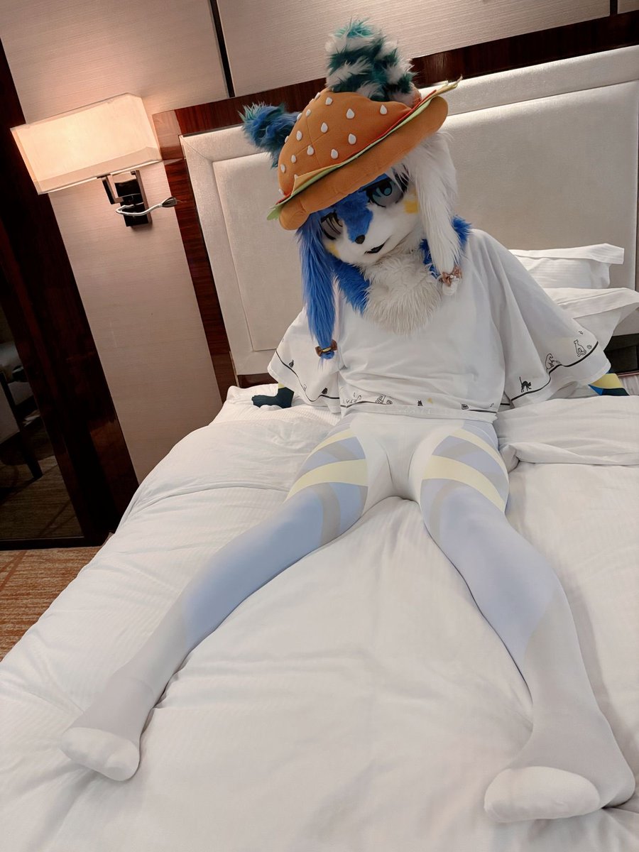 干嘛这样盯着我•̀֊•́