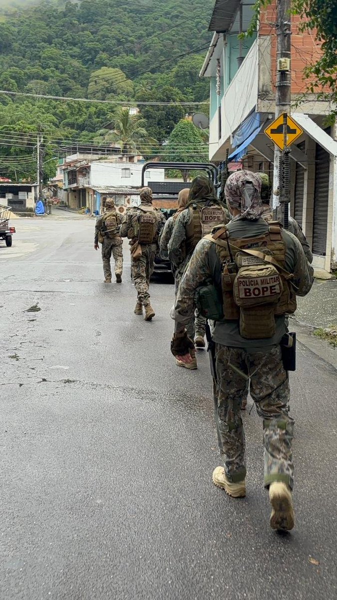 PMERJ's tweet image. Policiais militares do #BOPE atuam nas comunidades Santa Maria e dos Teixeiras, no bairro da Taquara, em Jacarepaguá.