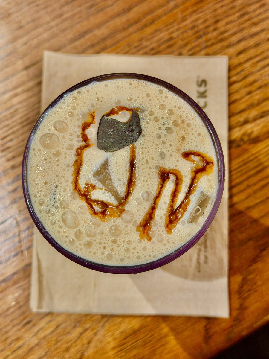 nimishdubey's tweet image. When the Barista makes a cat on your Cold Brew because “aapko billiyaan achhi lagti hain na?” (You like cats, don’t you?), and drops your initial next to it. 

(At @StarbucksIndia, Khan Market.)

#Coffee #Starbucks