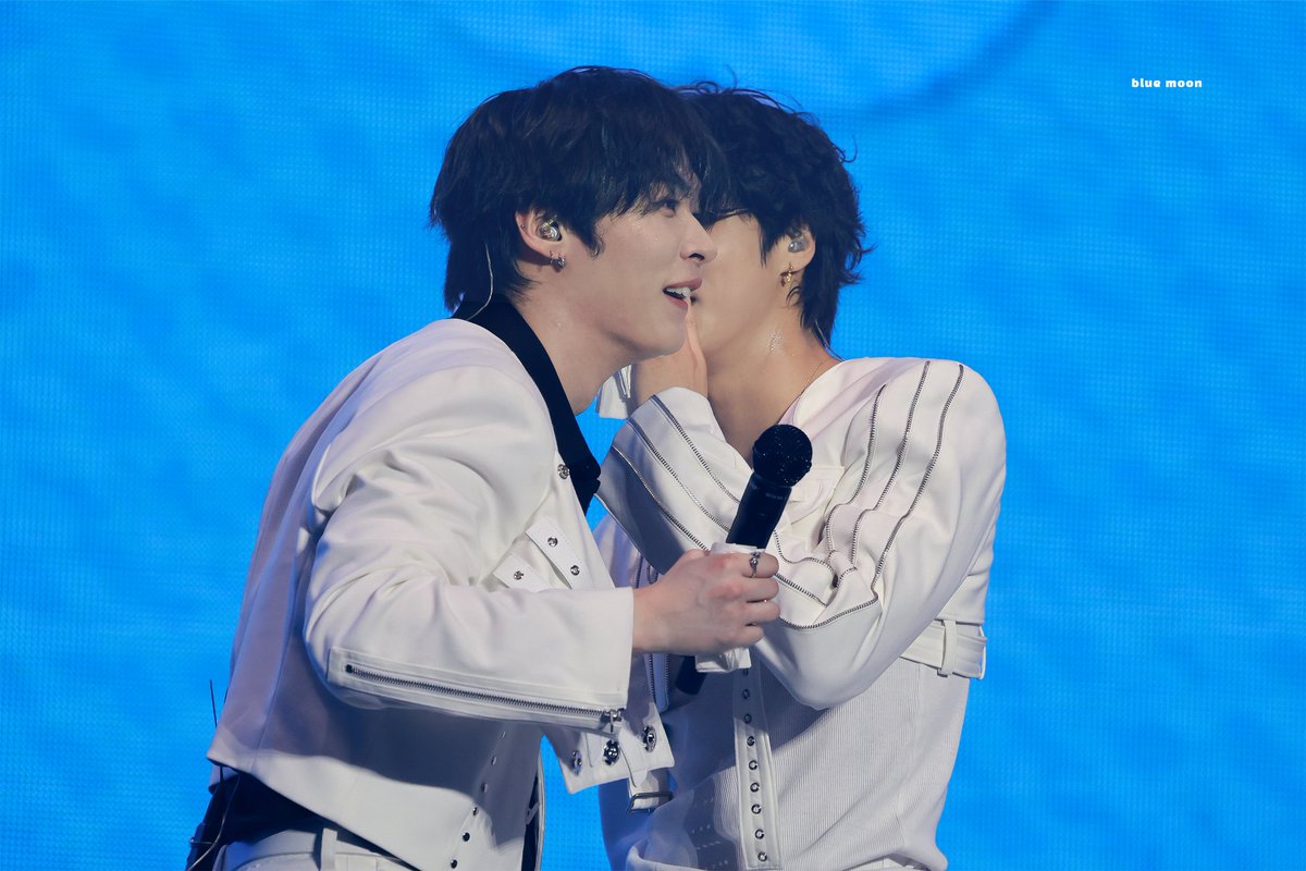 blue moon tweet media