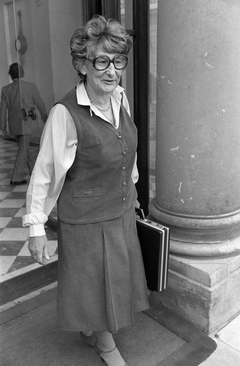 Elle signa le Manifeste des 343 pour légaliser l’avortement. C’était en 1971.

Elle fut la première ministre des Droits des femmes. C’était en 1981. 

Elle a fait voter la loi instaurant le remboursement de l’IVG. C’était en 1983. 

Elle fête aujourd’hui même ses 97 ans.

Merci