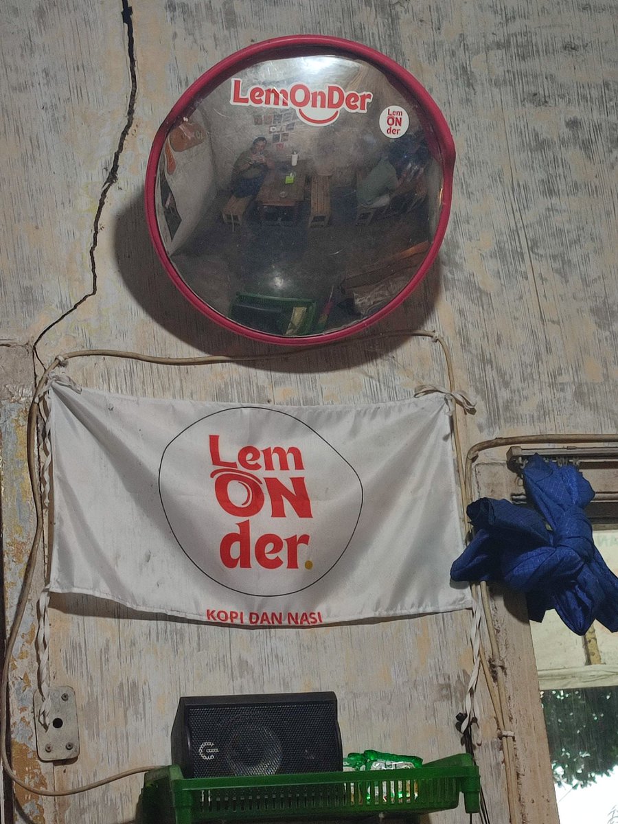 RatnoAkaBemz's tweet image. selalu ada tempat sederhana tapi nyaman di kecamatan Genteng - Banyuwangi ini 😊 
#warkop #kopi #banyuwangi