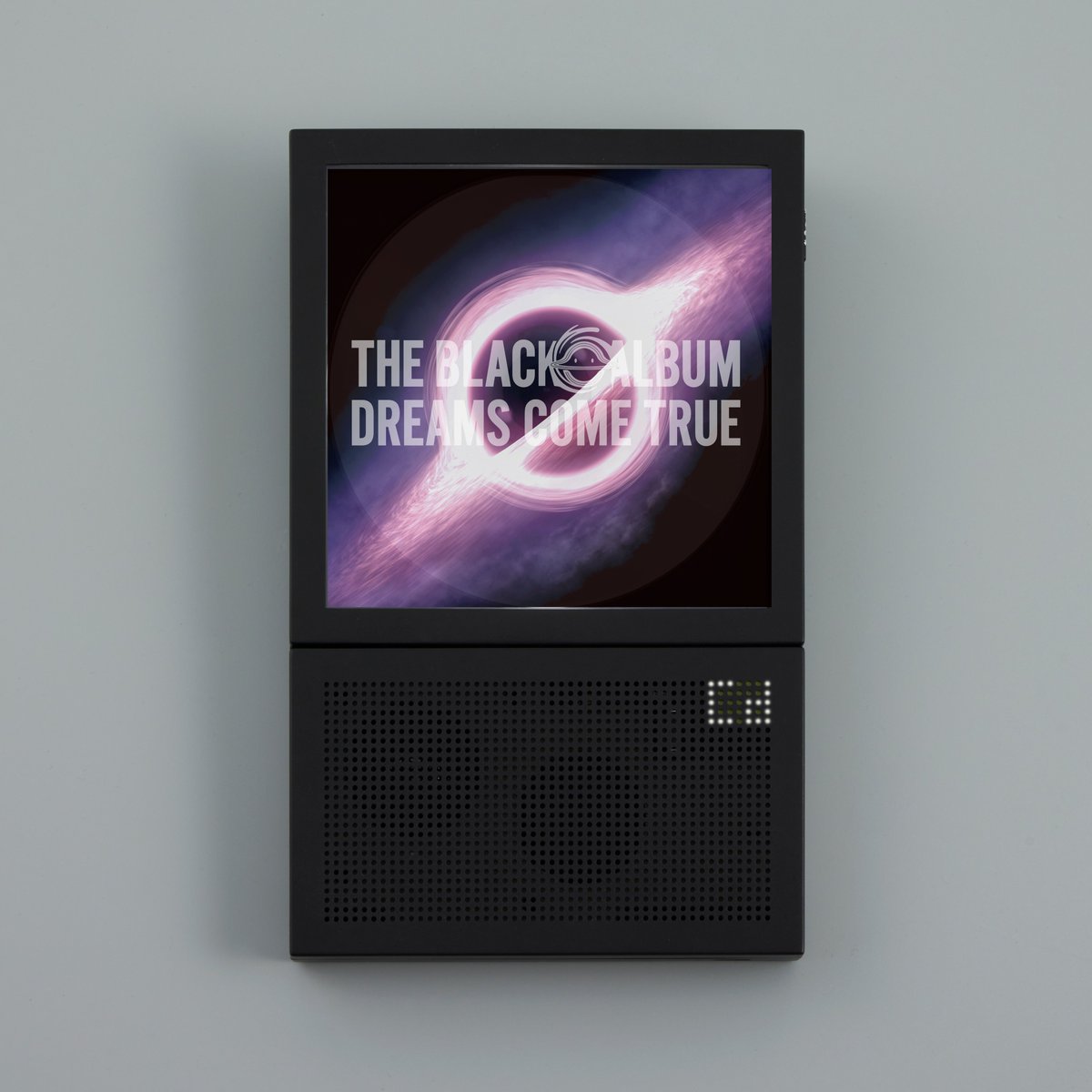 km5_Inc's tweet image. 【#ドリカム 公式コラボ】
9年ぶりに『THE BLACK ◯ ALBUM』を発表したDREAMS COME TRUEとの #Cp2 コラボモデルを、全国の #HMV で受注販売を開始しました。
デジタル配信が主流の時代に、CDにこだわって制作された今回の作品。ぜひコラボモデルとともにお楽しみください。
hmv.co.jp/news/article/2…