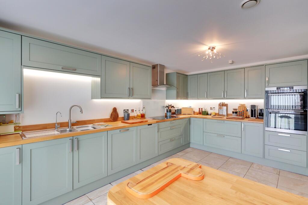 PearsonsEA's tweet image. Four double bedroom executive style #property, forming part of a small sought after development of #homes constructed to high specification within walking distance of #Denmead village centre.

Info- pearsons.com/properties/st-…

Call Pearsons Estate Agents Denmead 023 9225 9151