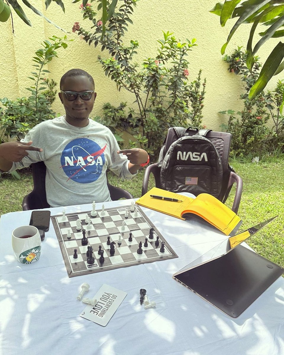 SebuliriDivin's tweet photo. Entre élégance terrestre et rêves spatiaux : tenue du jour + partie d’échecs. ♟️🚀

Je revêts cette tenue aujourd’hui en signe d’hommage à l’équipage d’Artemis 2, dont le retour sur Terre est prévu plus tard dans la journée. https://t.co/t3cKP8HLw0